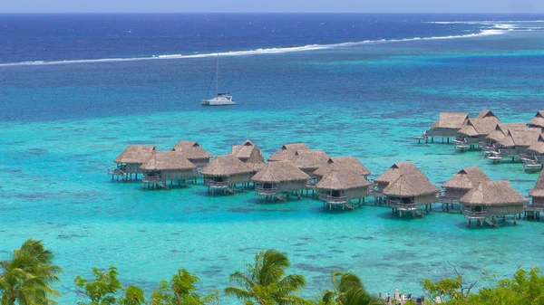 Starker Sommerwind Weht Den Idyllischen Überwasser Bungalows Der Nähe Der — Stockfoto