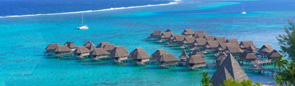 Impressionante Resort Fronte All Oceano Che Riposa Sopra Calmo Oceano — Foto Stock
