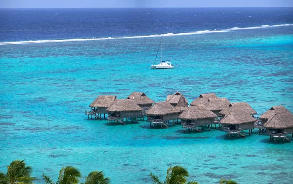 Schöne Hölzerne Overwater Villen Mit Blick Auf Den Endlosen Ruhigen — Stockfoto