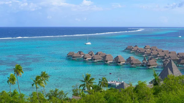 壮观的照片巨大的翡翠色的海洋和高端木制度假平房在马尔代夫 明亮的夏日阳光照亮度假村附近风景如画的热带岛屿在太平洋 — 图库照片