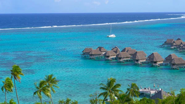 Villas Pittoresques Dessus Eau Près Île Tropicale Paradisiaque Regarder Vers — Photo