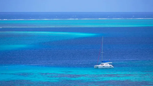 Yacht Blanc Naviguant Autour Océan Turquoise Sans Fin Par Une — Photo