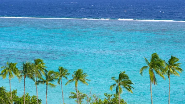 Petites Vagues Océaniques Mousseuses Roulent Vers Belle Plage Avec Grands — Photo