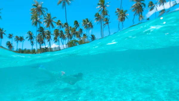 Half Underwater Femme Active Vacances Plongée Avec Tuba Long Spectaculaire — Photo