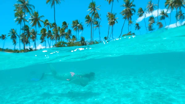 Half Underwater Fille Bikini Plongeant Apnée Explorant Plancher Océanique Exotique — Photo