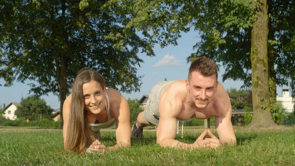Portrait Smiling Young Caucasian Couple Working Out Together Sunny Park — Stock Photo, Image