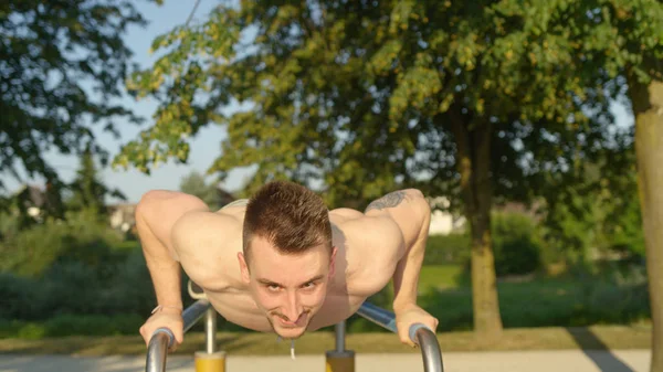 Portrait Young Tattooed Sportsman Having Fun Doing Press Ups Parallel — Stock Photo, Image