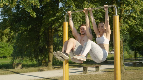 Portrait Ajuste Pareja Colgando Una Barra Levantar Las Rodillas Ejercitar — Foto de Stock