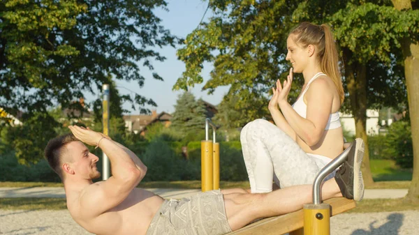 Glückliche Freundin High Fives Ihr Freund Macht Sit Ups Auf — Stockfoto