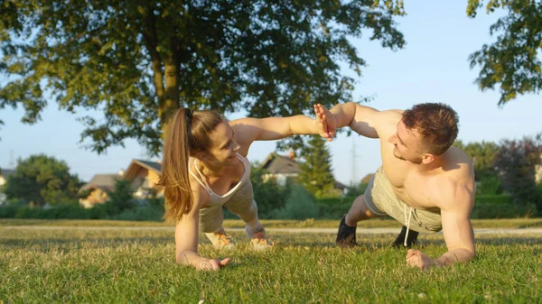 Nahaufnahme Ein Fröhliches Sportliches Paar Das Park Trainiert Hält Eine — Stockfoto