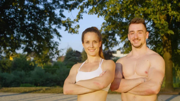 Portrait Felices Compañeros Entrenamiento Están Soleado Parque Con Los Brazos — Foto de Stock