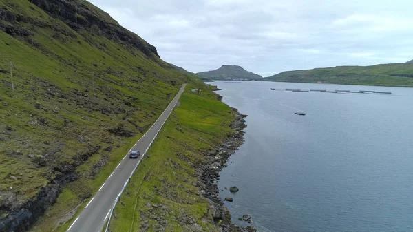 Aérial Vol Derrière Une Voiture Tourisme Naviguant Sur Une Route — Photo