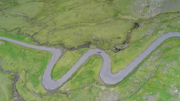 Aerial Tourist Car Drives Scenic Serpentine Road Green Rural Landscape — Stock Photo, Image