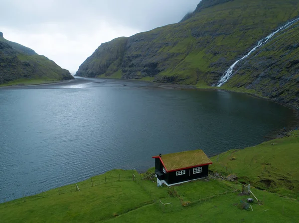 Aerial Lonely Little House Hiding Steep Mountains Vast Green Scandinavian — Stock Photo, Image