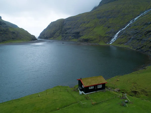 Aérial Petite Maison Solitaire Cachée Sous Les Montagnes Escarpées Dans — Photo