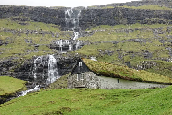 Seria Spektakularne Wodospady Powitalny Dom Dachem Pokryte Trawą Zapierające Dech — Zdjęcie stockowe