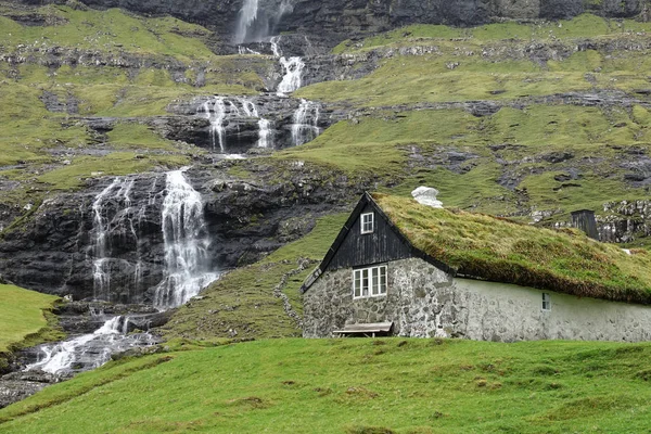 Захоплюючий Водоспади Сплеск Позаду Старі Традиційні Будинки Фарерські Острови Приголомшливий — стокове фото