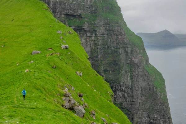 Aérial Une Jeune Femme Monte Une Colline Herbeuse Animée Dans — Photo