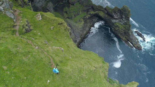 Luchtfoto Onherkenbaar Vrouwelijke Toeristische Wandelen Schilderachtige Faeröer Staat Rand Van — Stockfoto