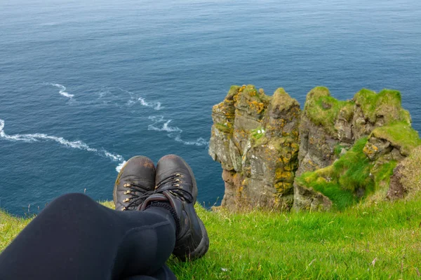 Pov Kijken Naar Rustige Oceaan Raken Kust Vanaf Met Gras — Stockfoto