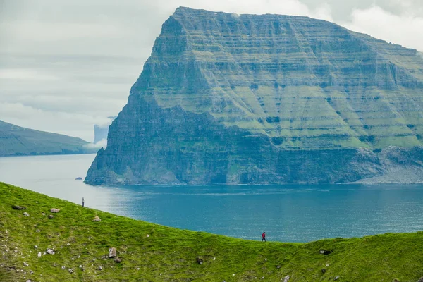 Dois Pequenos Turistas Caminham Longo Colina Gramada Frente Uma Montanha — Fotografia de Stock
