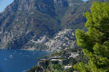 Anteni: Ismarlayarak pastoral Positano kıyıları ve tepe turist sezonunda mükemmel yaz gününde okyanusa yelken tekne. Sardinya Dağı'nda yerleşik bir kıyı kenti, nefes kesen manzarası.