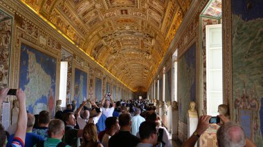 Vatikan Müzesi, İtalya, Eylül 2017: turist grupları muhteşem Vatikan Müzesi Eski duvarlara haritalar fotoğrafını çekmek. Kitle turizminin Roma sanat galerisinde sayısız kişi ile sel.