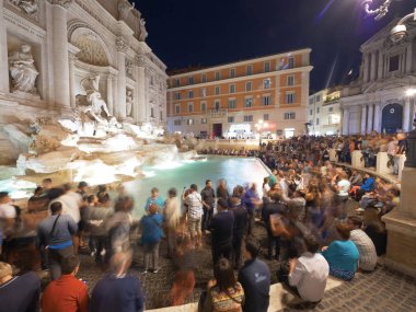 Fontana Di Trevi, Roma, İtalya, Eylül 2017: Kitleler turist ve gezginler ünlü Trevi Çeşmesi Roma, İtalya ziyaret etti. Bulanık insanlar fotoğraf ve eski İtalyanca konumlar selfies çekimi.