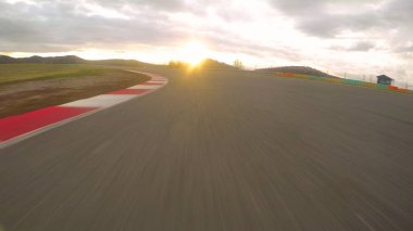 POV: bulutlu bir akşamı doğal asfalt pist boyunca hızlı bir araba. Nefes kesen ilk kişi görünümü ile modern bir devre uzun döner bir supercar yarış. Adrenalin joyride.