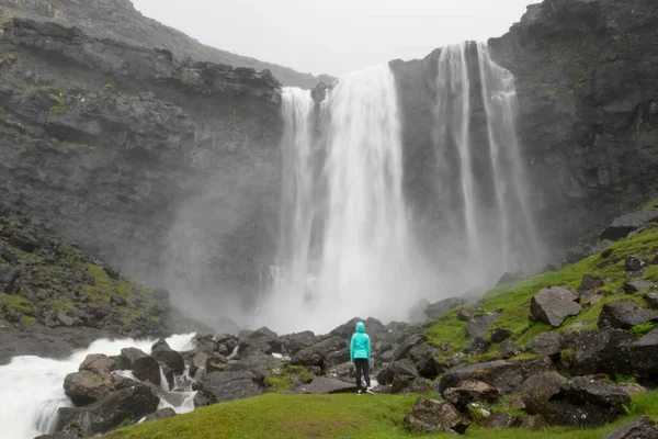 Mujer Joven Irreconocible Mira Impresionante Cascada Las Islas Feroe Impresionante — Foto de Stock