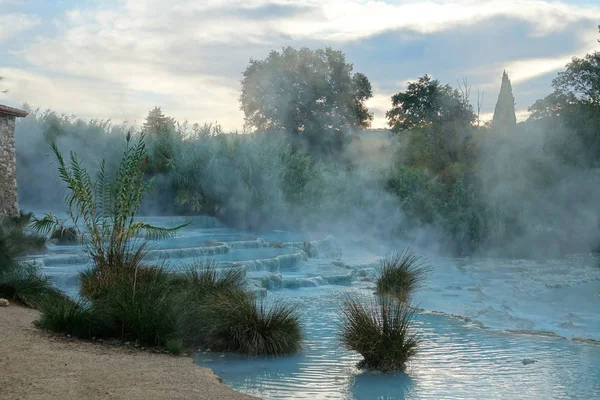 Vapore Rotola Sopra Acqua Termale Che Scorre Sulle Sporgenze Pietra — Foto Stock