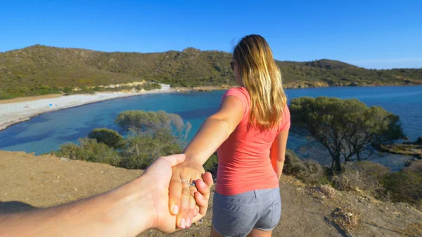 POV: Sardunya çarpıcı güneşli kıyıya doğru önde gelen bilinmeyen kadın turist. Yaz aylarında doğal İtalyan plaj üzerinde yürürken eliyle tutarak tanınmaz halde genç kız