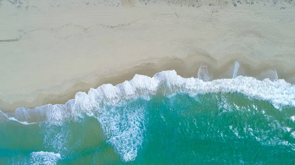 自上而下 复制空间 飞越绿松石海浪冲过地中海一个偏远岛屿上的空旷沙滩 在一个完美的夏日 撒丁岛海岸线的凉爽镜头 — 图库照片