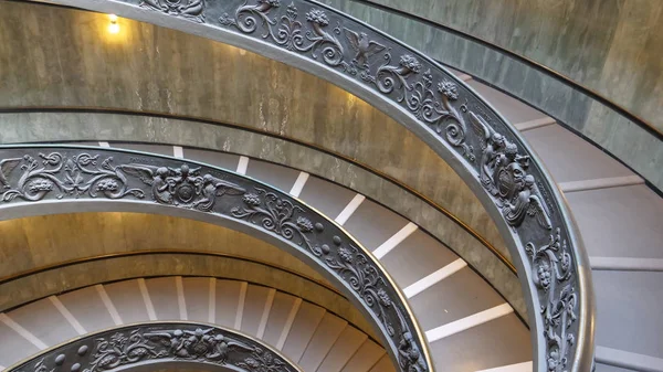 Cerrar Hermosa Escalera Caracol Adornada Que Baja Por Museo Histórico — Foto de Stock
