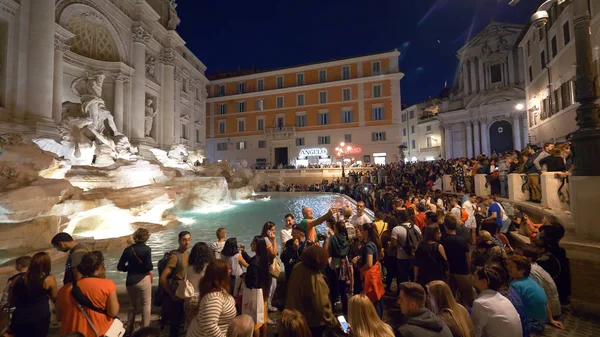 Fontana Di Trevi, Roma, İtalya, Eylül 2017: İnsanların geceleri güzel Fontana di Trevi fotoğrafını çekmek kitleler. Gece turistik gezi çevresinde Roma manzaralı sokaklarında üzerinde sayısız kişi.