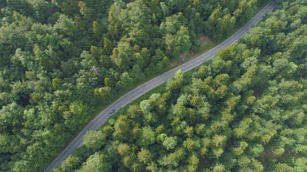 Aerial Top Velocidades Coches Color Oscuro Través Del Idílico Bosque — Foto de Stock