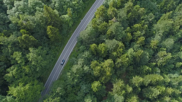 Aerial Top Пролетая Высоко Над Автомобилем Движущимся Дороге Ведущей Через — стоковое фото