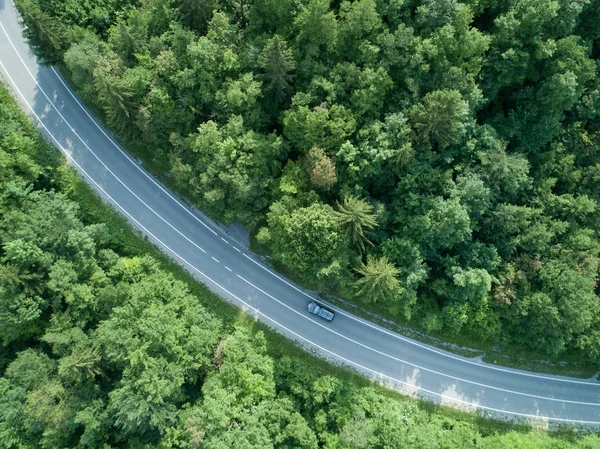 Aerial Top Coche Oscuro Atraviesa Una Larga Curva Una Carretera — Foto de Stock