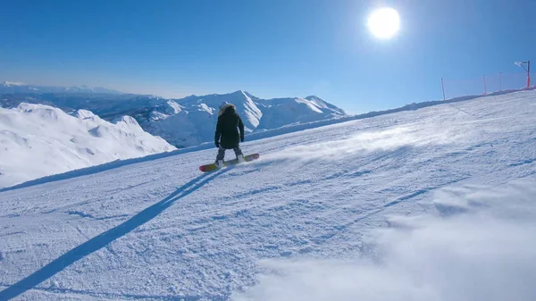 Follow Fresca Snowboarder Femminile Sella Alla Sua Tavola Lungo Pista — Foto Stock