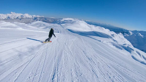 인식할 적극적인 경치와 스노우 알프스 트림의 Snowboarder 즐기는 리조트 슬로프를 — 스톡 사진
