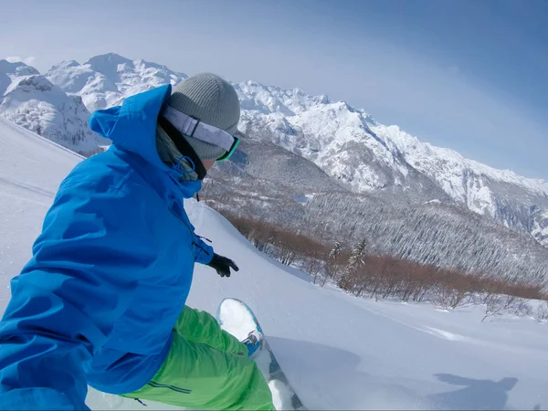 Selfie Nierozpoznany Snowboardzista Zabawy Zimą Słoneczny Jazda Spektakularne Krajobrazy Alpy — Zdjęcie stockowe