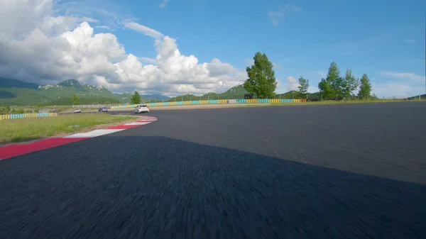 Pov Velocidade Através Das Curvas Uma Pista Asfalto Fresca Durante — Fotografia de Stock