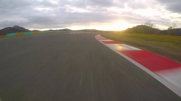 Cupra De Corrida De Carros Elétricos Em Ação Na Pista De Asfalto De  Circuito Fotografia Editorial - Imagem de desafio, asfalto: 223757462