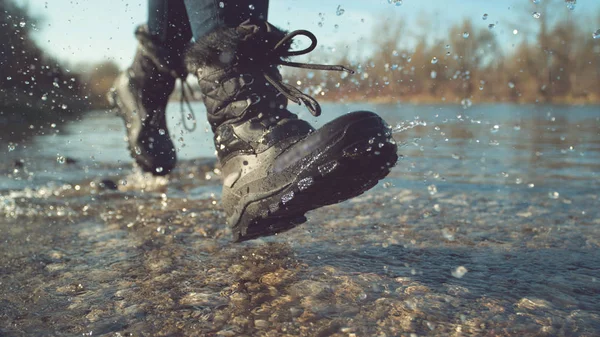 Close Low Angle Dof Енергетична Молода Жінка Нечітких Чорних Черевиках — стокове фото