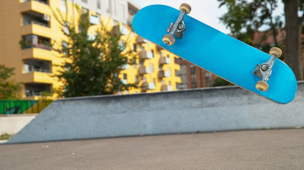 Chiudi Angolo Basso Giovane Skateboarder Irriconoscibile Atterra Con Kickflip Perfetto — Foto Stock