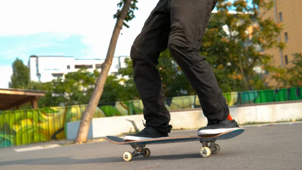 Chiusura Bassa Angolo Skateboarder Maschile Indossando Pantaloni Neri Crociere Strade — Foto Stock