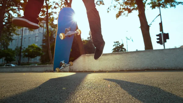 Bassa Angolo Lente Flare Chiusura Sconosciuto Skateboarder Salta Atterra Trucco — Foto Stock