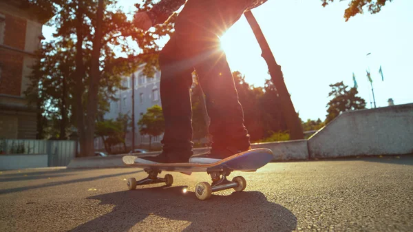 Låg Vinkel Närbild Lens Flare Oigenkännlig Man Rida Sin Skateboard — Stockfoto