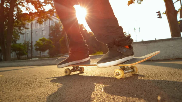 Lage Hoek Close Lens Flare Actieve Man Zijn Skateboard Door — Stockfoto
