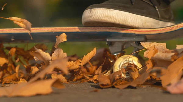 Lage Hoek Macro Dof Onherkenbaar Man Skates Een Stapel Kleurrijke — Stockfoto
